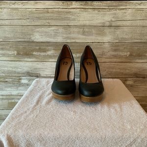 R2 Black wedge heels.